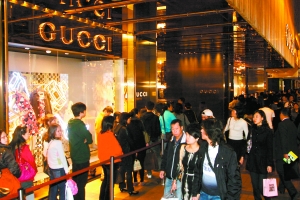 “零負團費”屢屢橫行 港澳購物游何時能降溫？