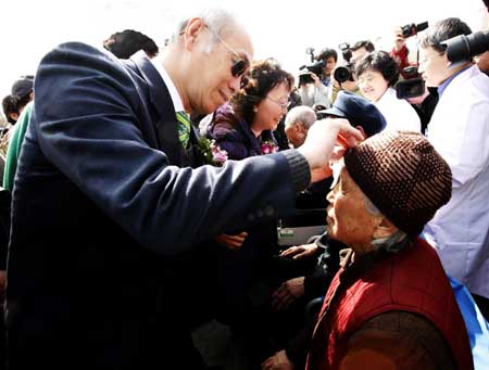 香港葉氏化工向山東捐贈流動眼科手術車