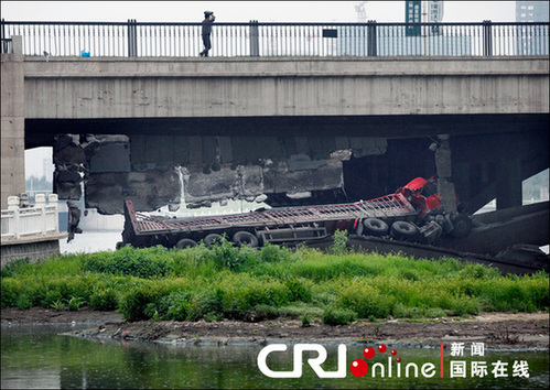 長(zhǎng)春1座大橋橋面塌陷致貨車(chē)墜河