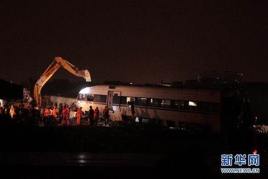 “7·23”甬溫線特大事故車輛開始進行現(xiàn)場破拆