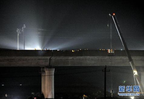 “7·23”甬溫線特大事故車輛開始進(jìn)行現(xiàn)場破拆