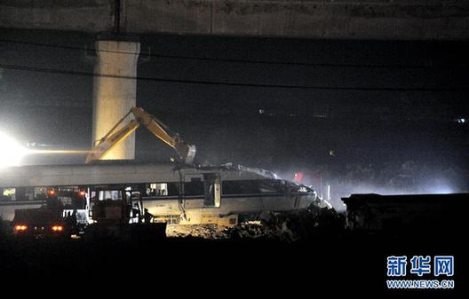 “7·23”甬溫線特大事故車輛開始進行現場破拆