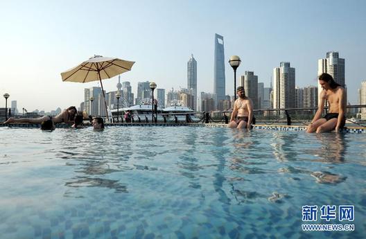 上海外灘“沙灘泳池”亮相黃浦江畔