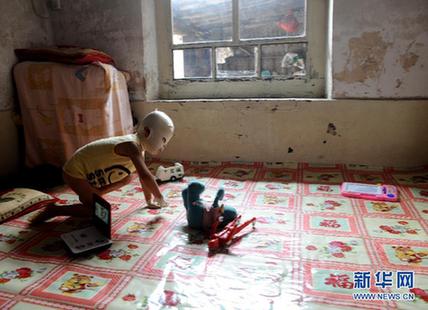 備受網友關注的“面具娃娃”回家休養