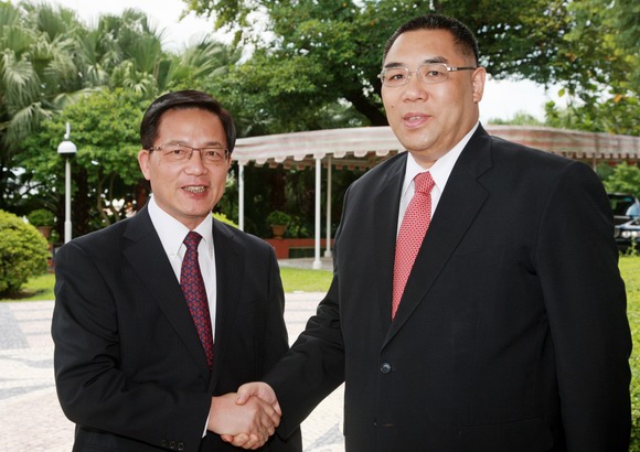 崔世安歡迎外交部駐澳門特區(qū)特派員胡正躍履新