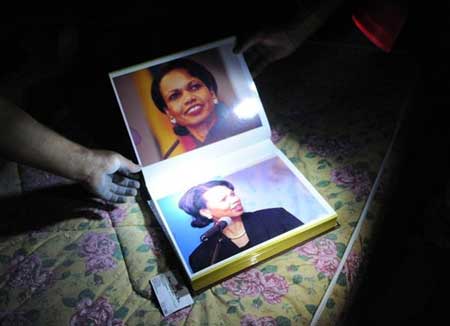 卡扎菲住所驚現(xiàn)“我親愛的”賴斯相冊