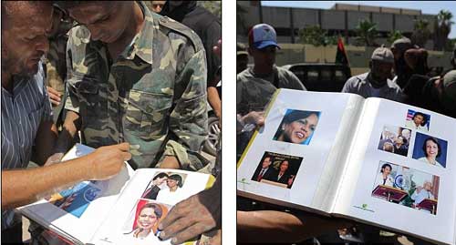 卡扎菲住所驚現“我親愛的”賴斯相冊