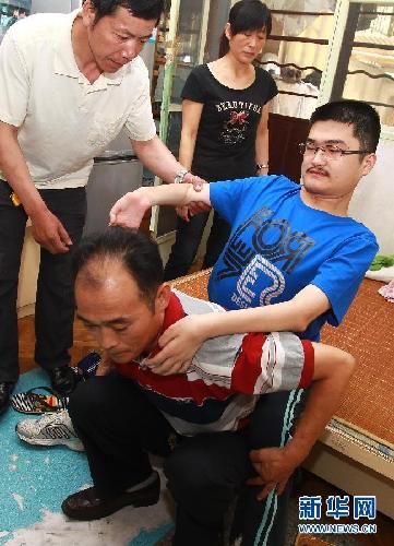 爸爸背你去上學(xué)—“漸凍人”大學(xué)生和送奶工父親