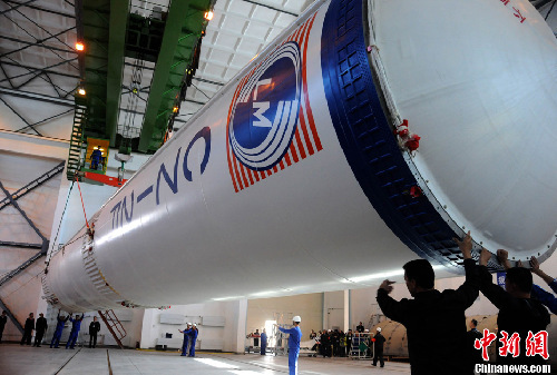 “神八”運載火箭運至測試廠房