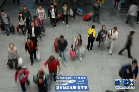 國慶長假將結束 各地迎來返程客流高峰