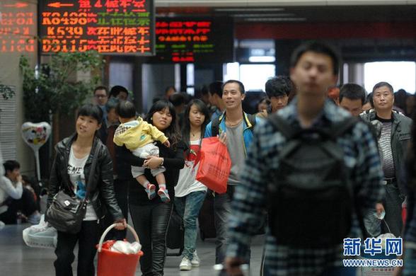 國慶長假將結(jié)束 各地迎來返程客流高峰