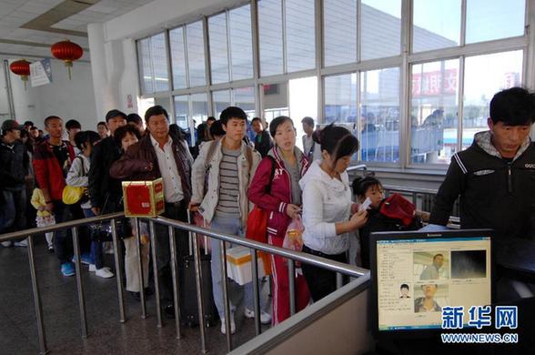 國慶長假將結束 各地迎來返程客流高峰