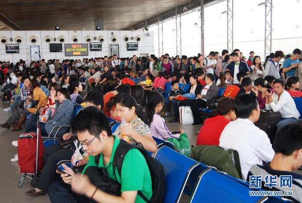 國慶長假將結(jié)束 各地迎來返程客流高峰