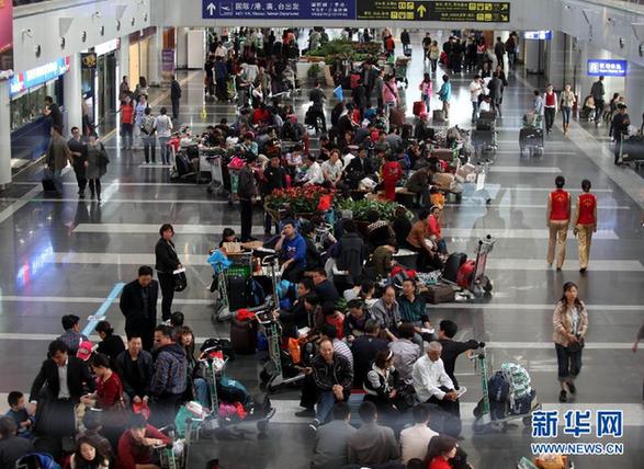 國慶長假將結(jié)束 各地迎來返程客流高峰