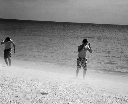 攝影師拍飛機“擦著”人頭降落奇景