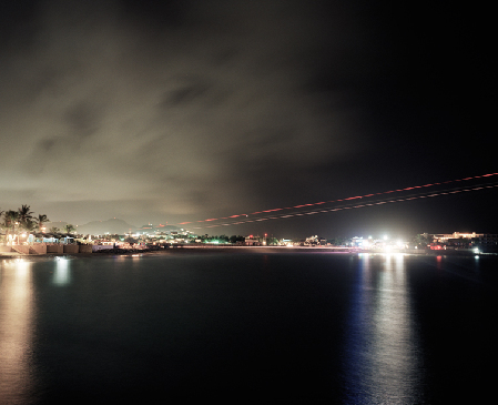 攝影師拍飛機“擦著”人頭降落奇景