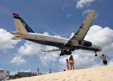 攝影師拍飛機“擦著”人頭降落奇景