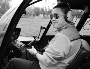 成都“車瘋子”“轉行”玩飛機 目前在學習飛行