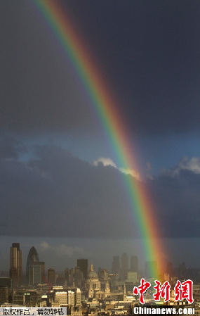 罕見霓虹橫跨倫敦上空