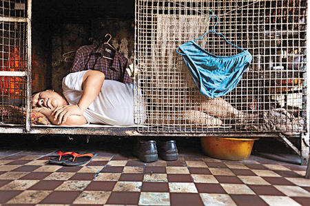 外國媒體看香港籠屋生活 窮人問題引關注