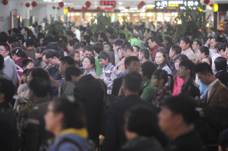 海南迎來春運第二輪高峰 志愿者協助旅客登機
