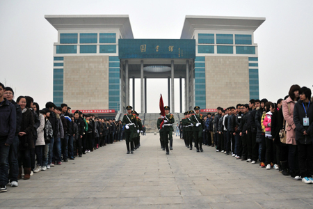 弘揚雷鋒精神 大學生在行動