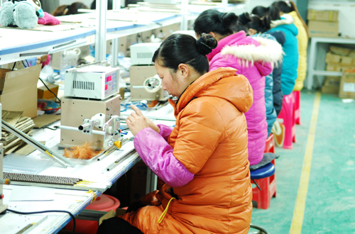 河南唐河：留守婦女家門口再就業