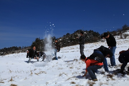 神農架驟降春雪樂煞游客（組圖）
