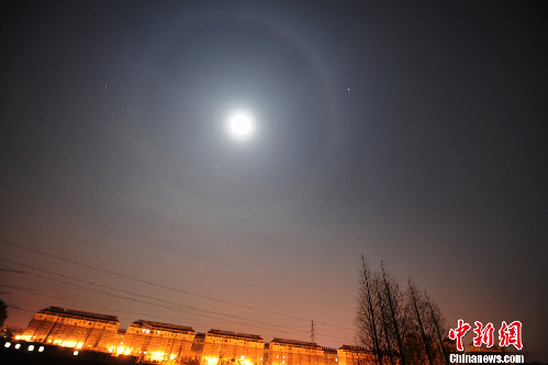 揚州夜空現罕見“月暈”奇觀