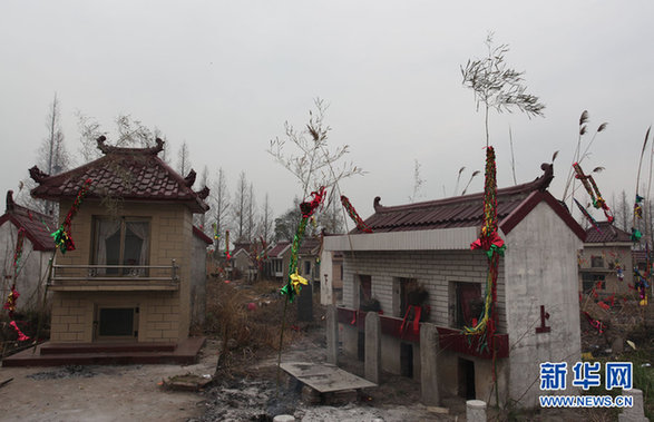 江蘇如東：遠(yuǎn)看似豪華別墅 近看方知是墳?zāi)? style=