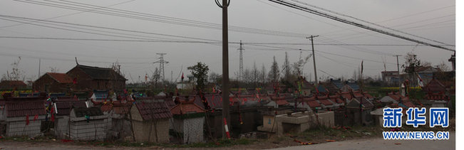 江蘇如東：遠(yuǎn)看似豪華別墅 近看方知是墳?zāi)? style=