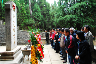 河南:“僑光藝術獎”獲獎藝術家革命老區采風