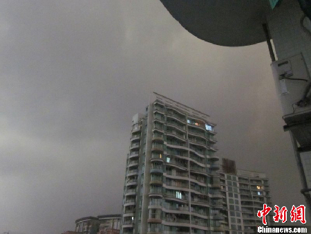 廣州再遭強雷暴雨襲擊 白晝如夜