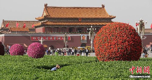 天安門廣場“五一”花壇正式亮相