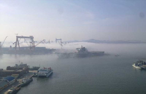 中國航母平臺完成11天海試 霧中歸航