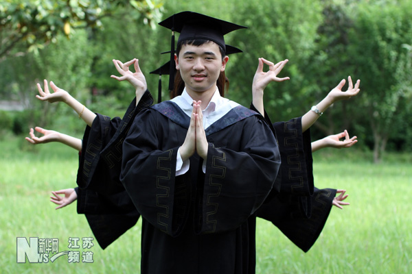 畢業(yè)照玩穿越 曬遺憾顯“懷舊”