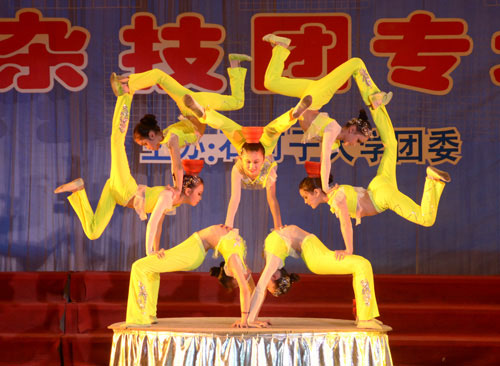 兵團(tuán)雜技團(tuán)來石大演出 為畢業(yè)生獻(xiàn)上厚禮