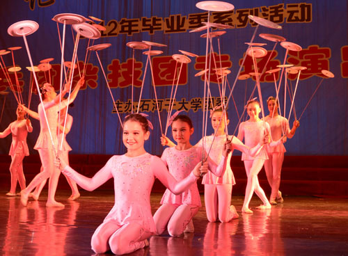 兵團(tuán)雜技團(tuán)來石大演出 為畢業(yè)生獻(xiàn)上厚禮