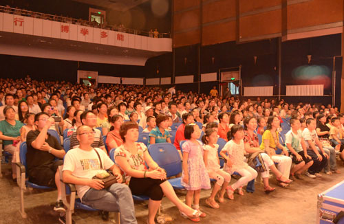 兵團(tuán)雜技團(tuán)來石大演出 為畢業(yè)生獻(xiàn)上厚禮