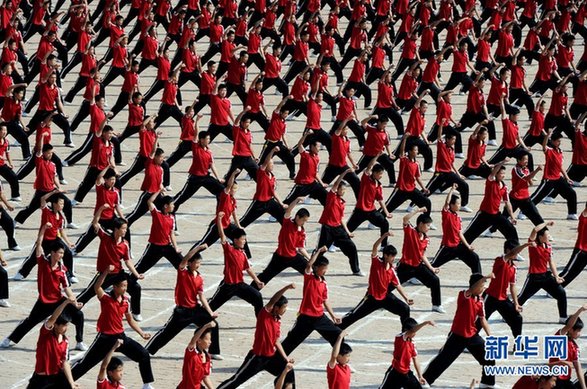 少林寺塔溝武校舉行萬人武術表演 拼出巨幅國旗圖案