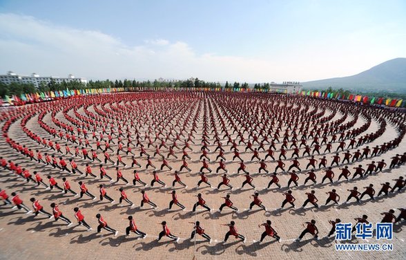 少林寺塔溝武校舉行萬人武術表演 拼出巨幅國旗圖案