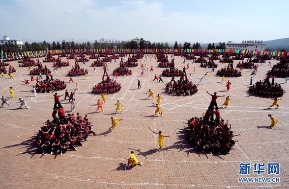 少林寺塔溝武校舉行萬人武術表演 拼出巨幅國旗圖案