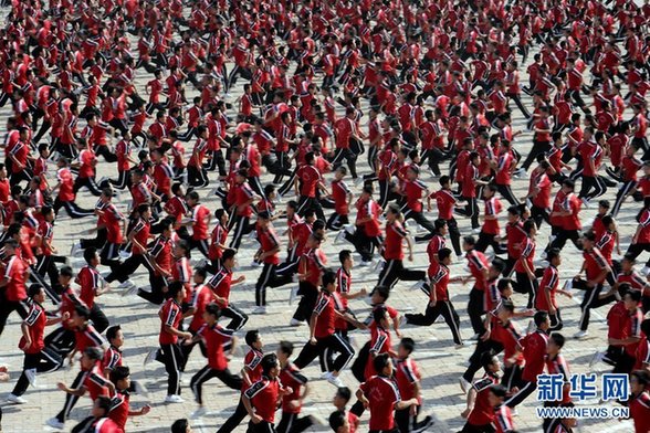 少林寺塔溝武校舉行萬(wàn)人武術(shù)表演 拼出巨幅國(guó)旗圖案