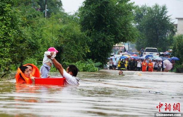 湘西保靖縣班車被淹 消防戰士澡盆轉移被困嬰兒