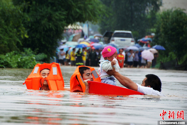 湘西保靖縣班車被淹 消防戰士澡盆轉移被困嬰兒
