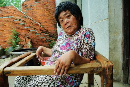 河南古稀老人照顧殘疾女兒40年（組圖）