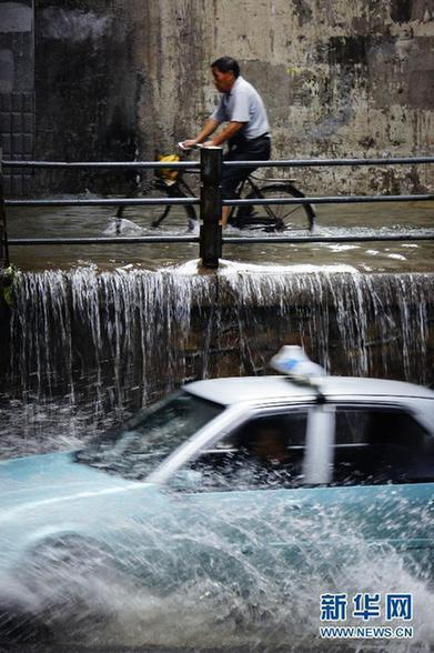 南方遭暴雨襲擊 城區(qū)可“看海”