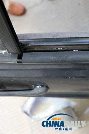 消防官兵圖解車內(nèi)破窗逃生方法