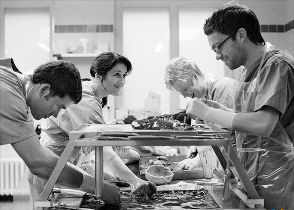 揭秘犯罪鑒證法醫(yī)如何讓死者“說(shuō)話(huà)”