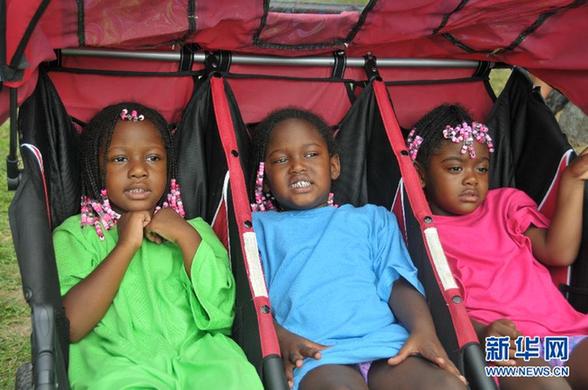 世界各地?cái)?shù)千名雙胞胎齊聚美國特溫斯堡